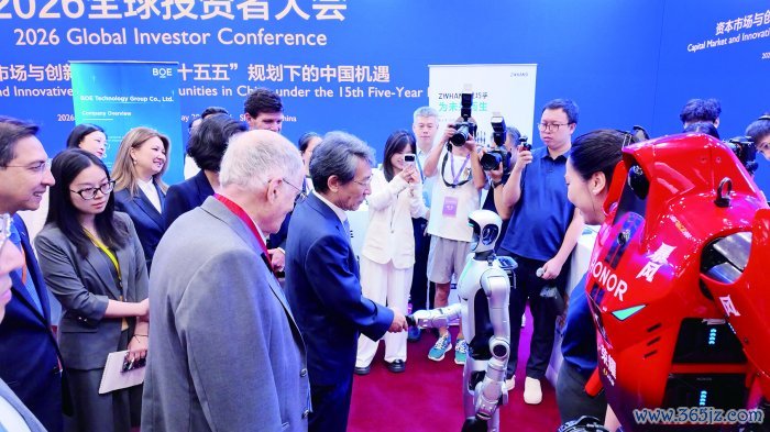参会嘉宾与荣耀机器东谈主互动。 林铭臻 摄